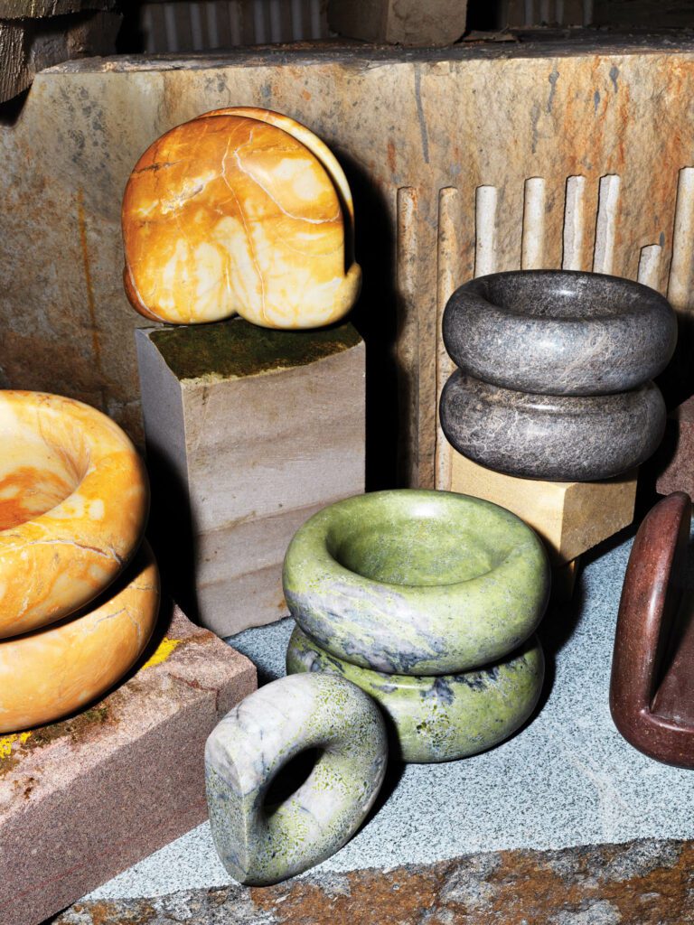 Ciaran McGuiganObj_1.04杂志主机Giallo Siena大理石和Orior Rouge石Obj_1.01船停靠Giallo Siena大理石、爱尔兰绿理石和爱尔兰石灰石和Obj_1.02书端(一对制)由Orior编辑的爱尔兰绿色大理石