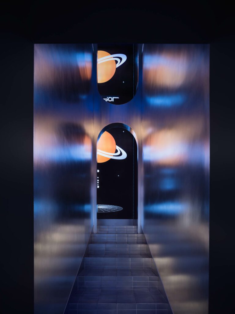 进口走廊中光箱向楼面反射银屏