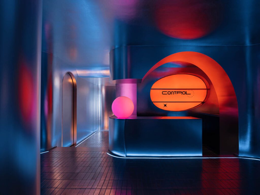 橙形拱形二楼栏银门通向贵宾室