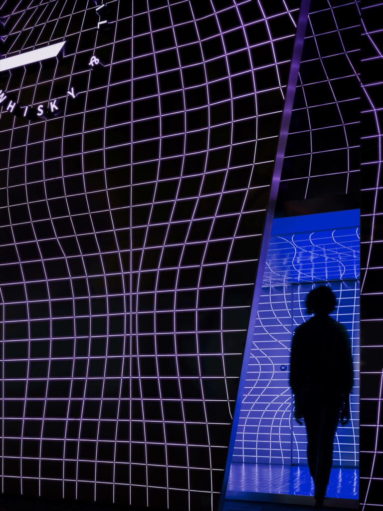 嵌入入口外墙的光产生空间和形状错觉