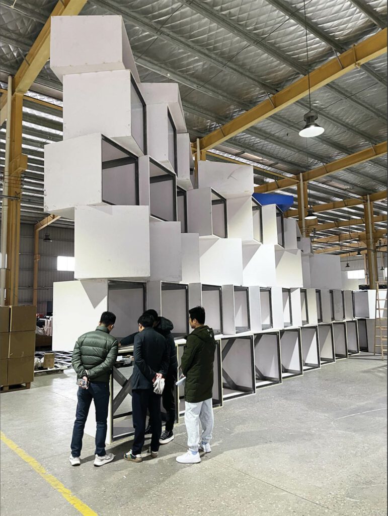 ROOI首席设计师Zuoqian王与制造团队和Yanloo内地上海公司工程师见检验原型