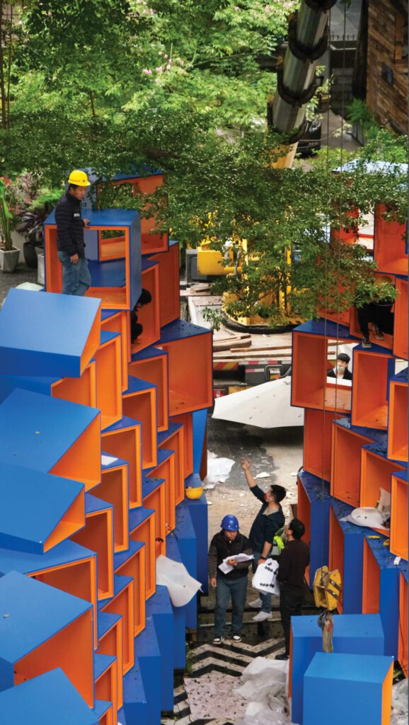 线性标志绘制后并设置支持框架后,预制模块运抵现场,按线排列并分层安装,由建筑工人调整顶部不打乱树枝