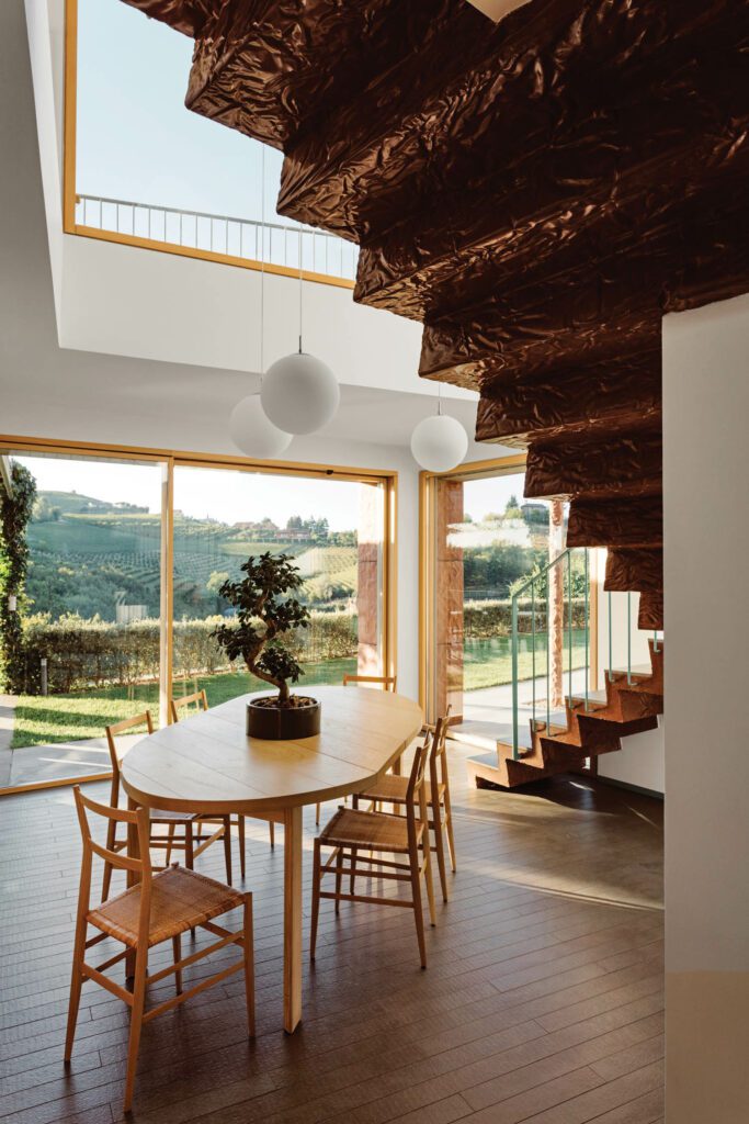 食区Gio Ponti超级leggera椅子正对Alba山