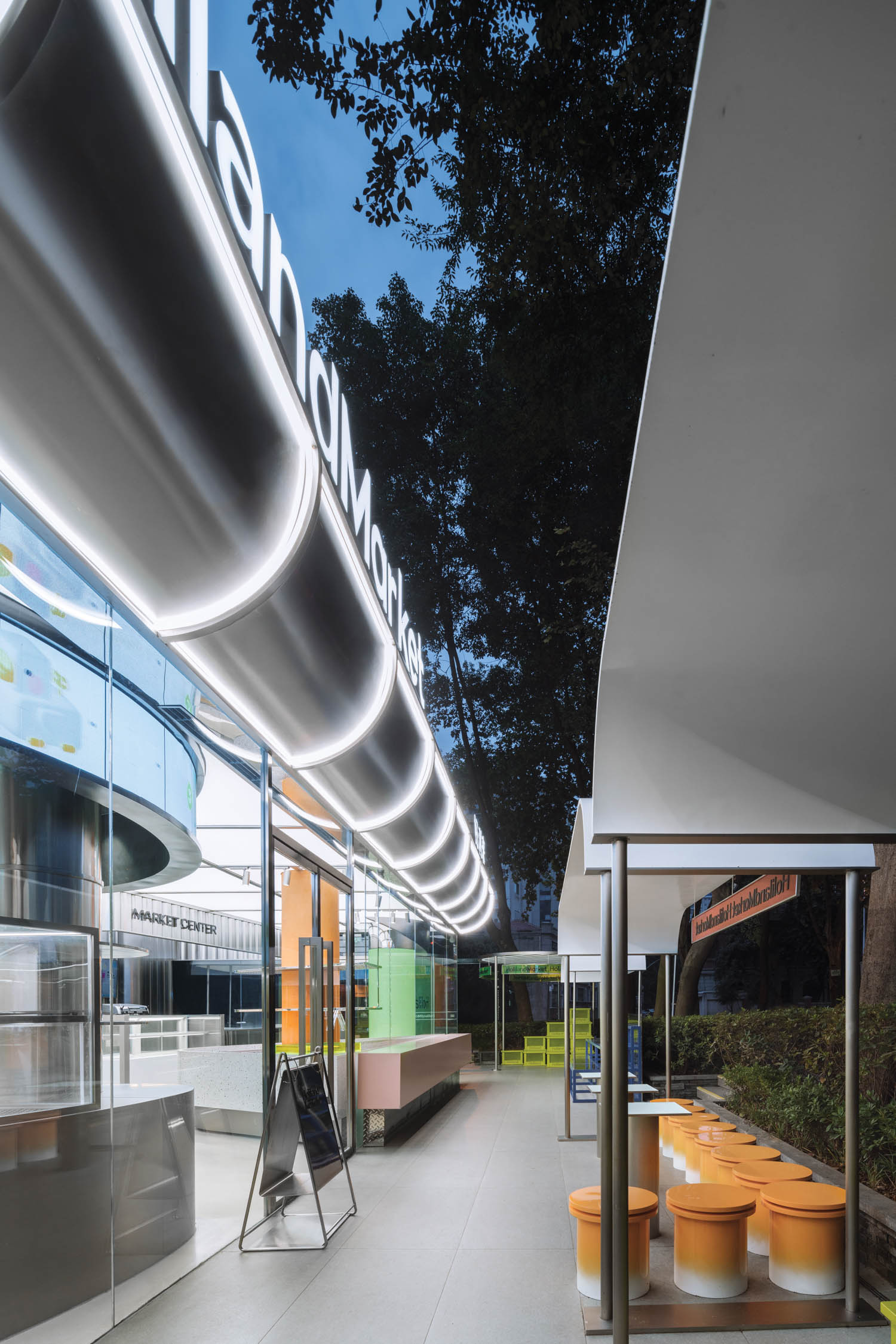 明亮Holiland市场外