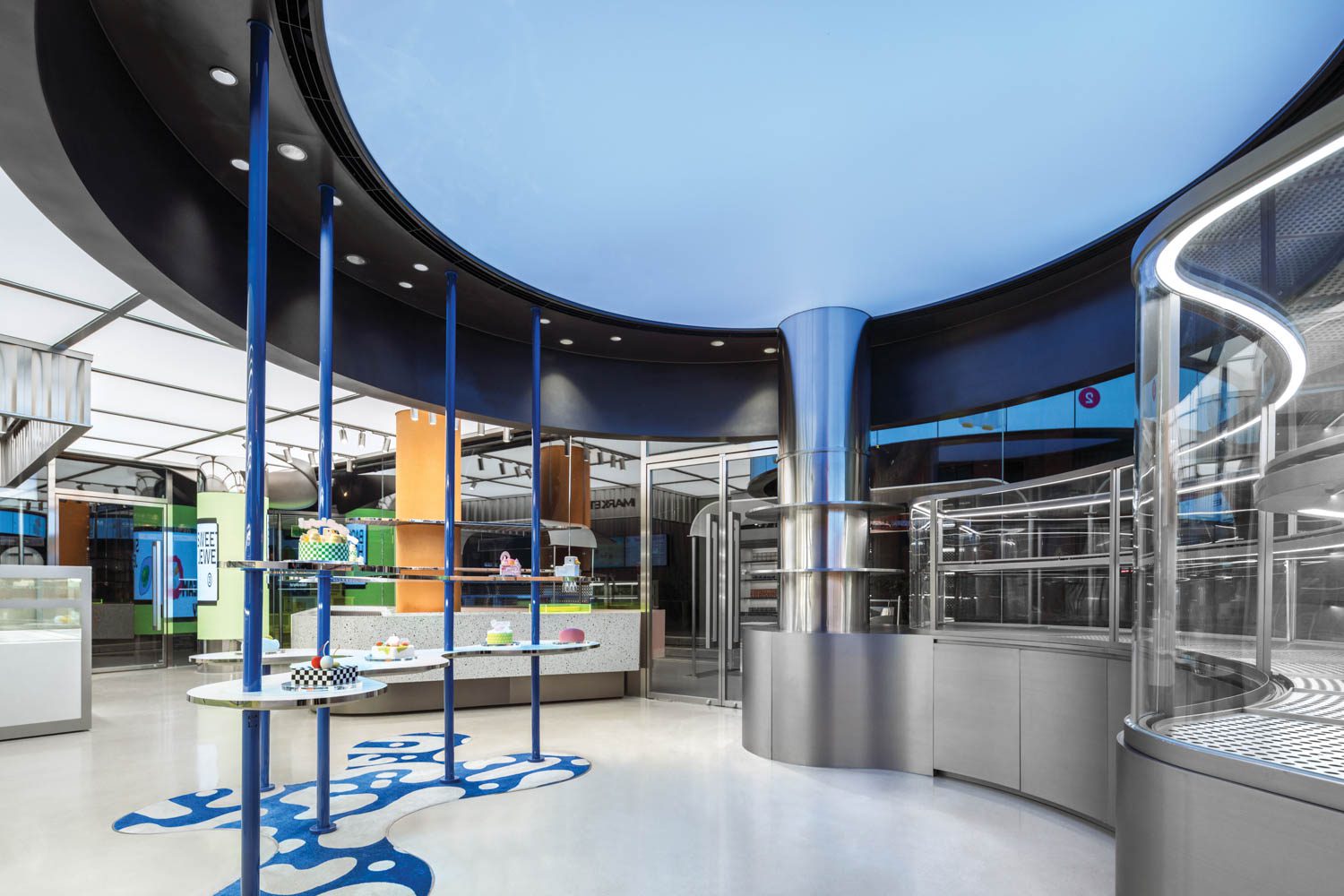 蓝板天花板 Holiland市场带橙绿色口音的房间