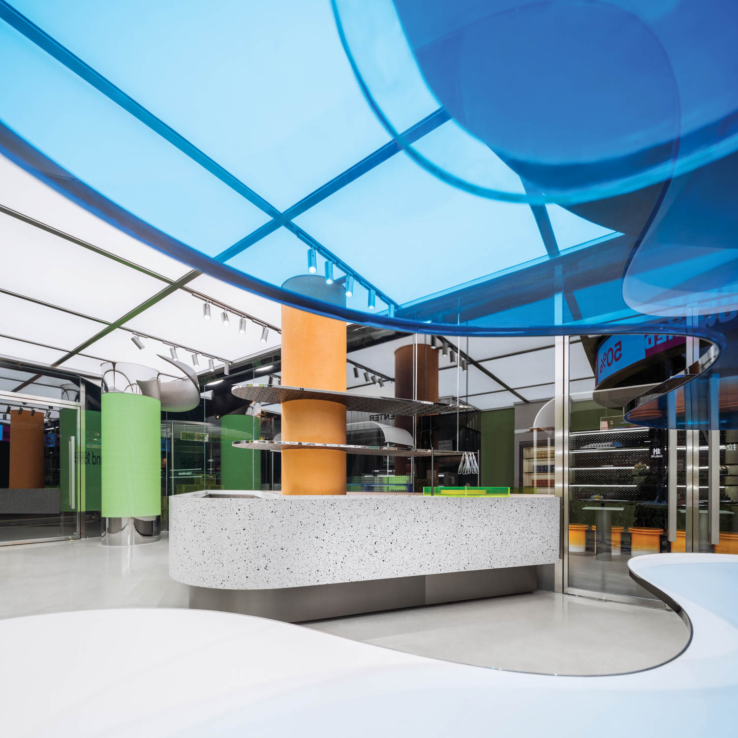 蓝板天花板 Holiland市场带橙绿色口音的房间