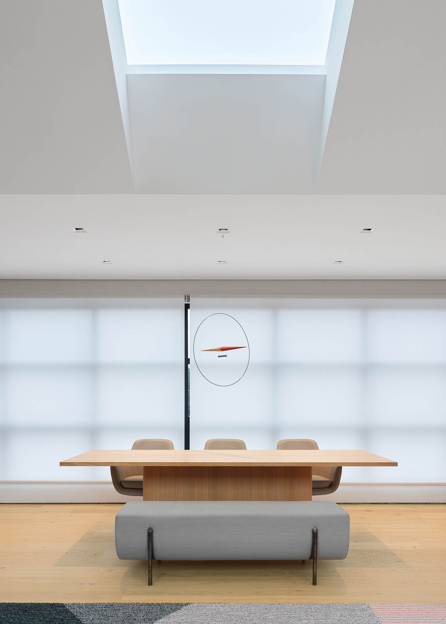 配有轮椅和轮椅的会议表