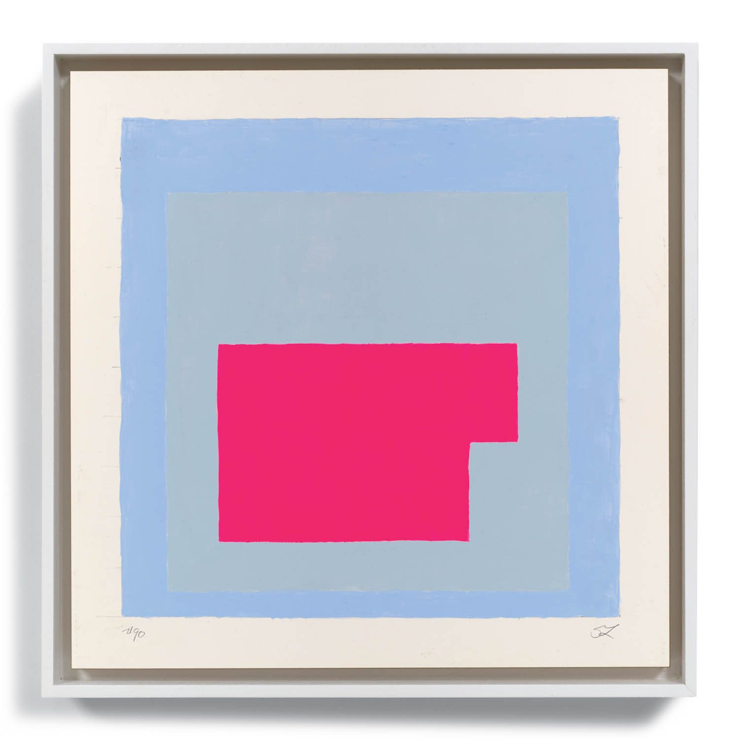 蓝广场内粉色几何形状