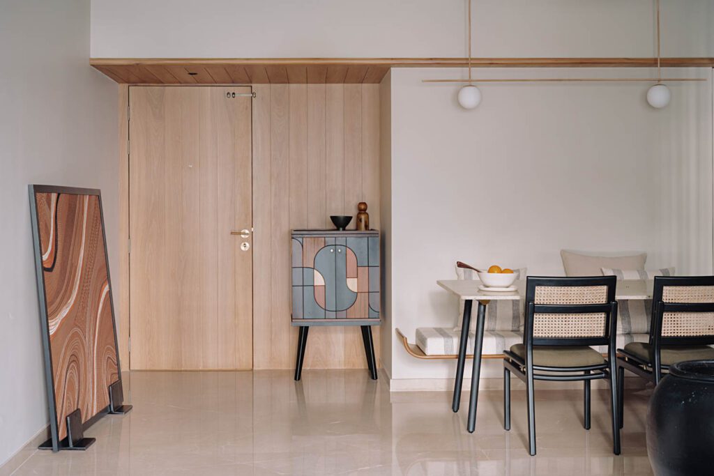 尼罗卡柜站在橡树前门吊灯由Artemys Lighting制作