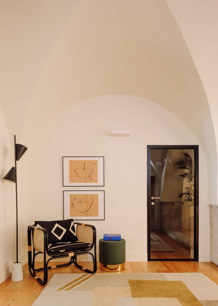 平面灯照亮了 穿戴在Pierre Frey织物中的Nattan Cantinho do Vitage椅