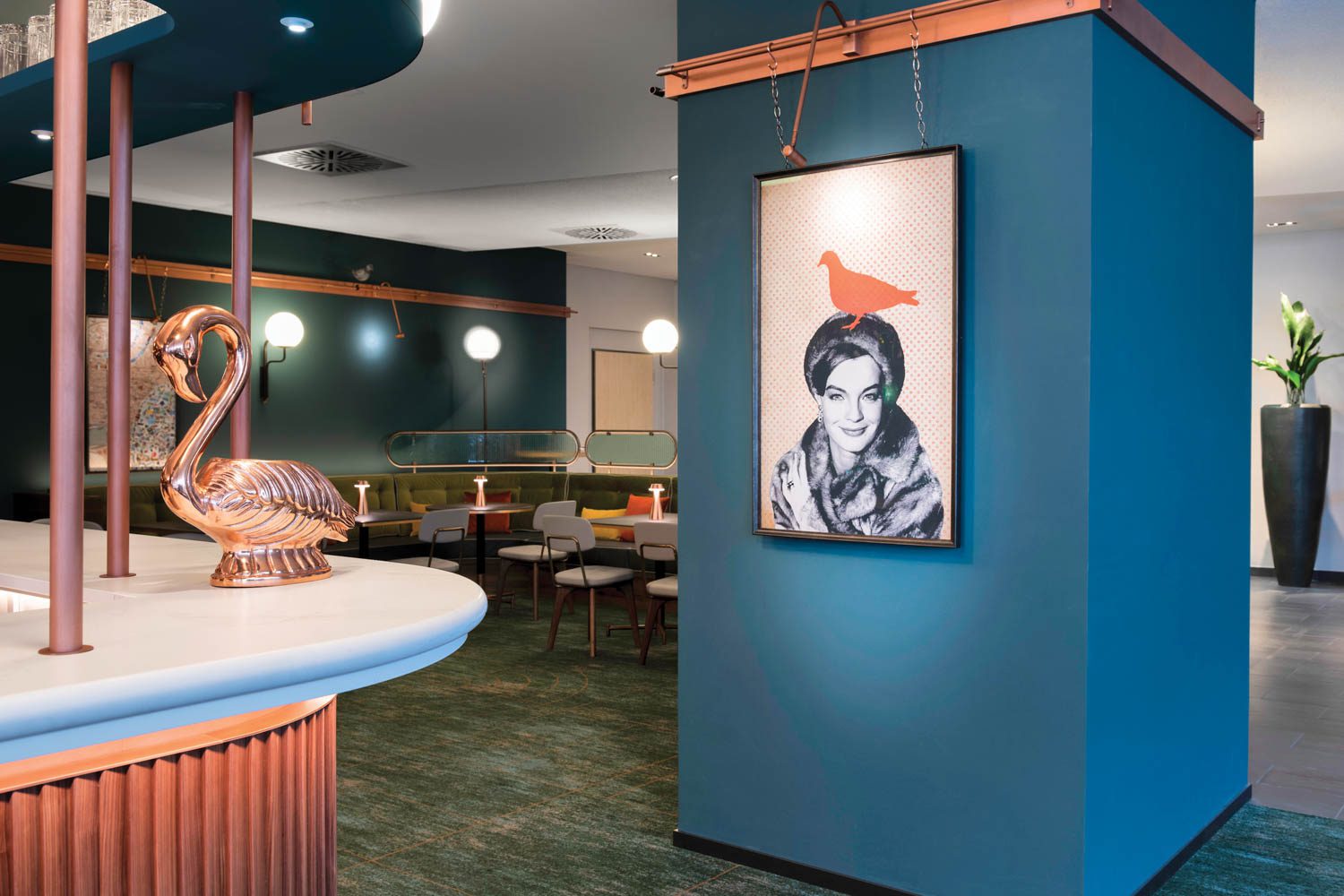 铜色天鹅坐在鸽子邮箱和酒吧