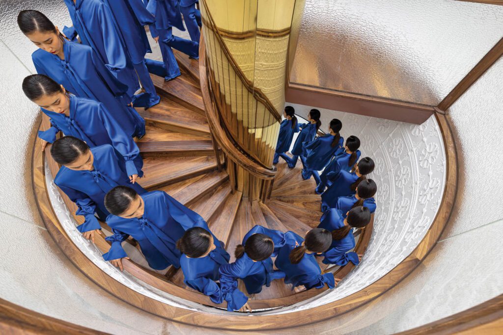 推广图片拍时 模型下降楼梯核桃曲面 无限乘法由镜面板反射