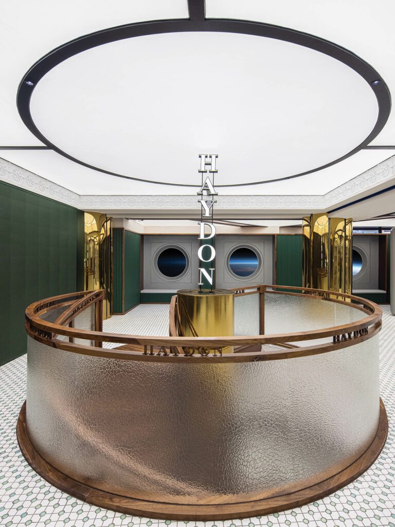 Haydon标识似乎嵌入旋转中心列顶部的光盒中