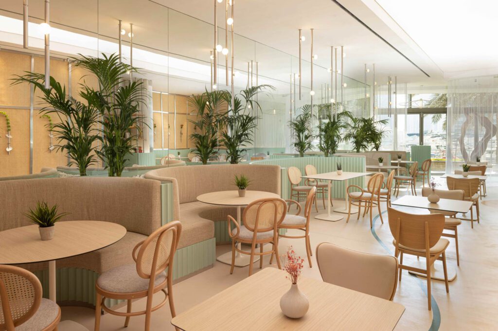 咖啡馆内部光通空气充沛