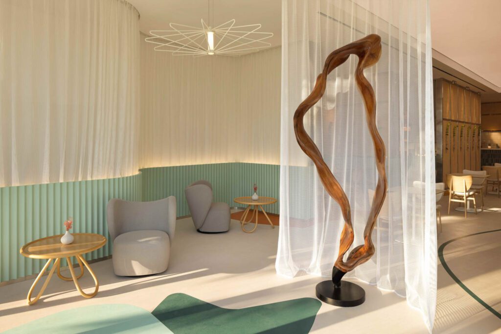 手工木雕向咖啡馆入口访问者打招呼