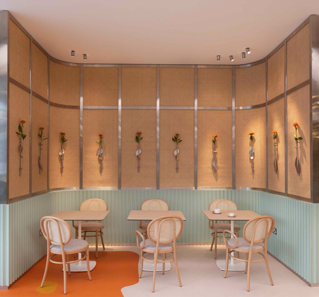 餐点花墙口音和地板上粗几何模式