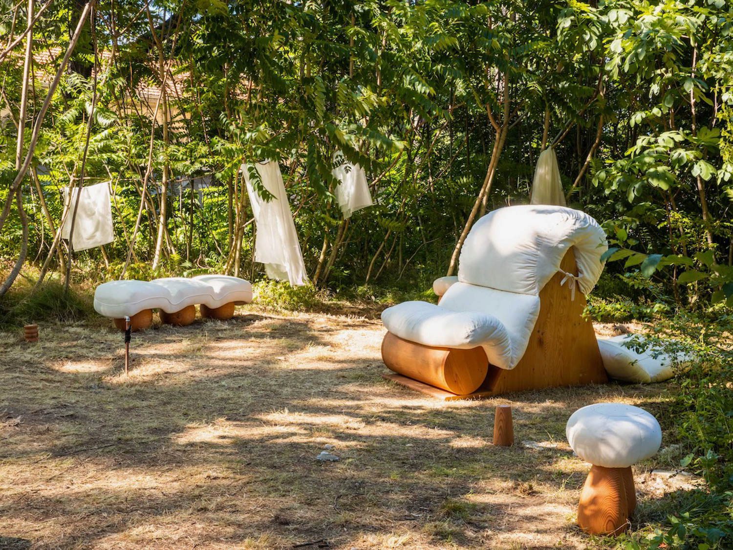 Deadstock画布和Douglasfir(从洛杉矶街上获奖)是Sam Klemick家族外科异想天开家具后的材料蘑菇般的Cutie登陆凳子、轮椅和Nap轮椅都是手工搭建的:金树脂填充木条裂缝和缺陷,开通传统嵌套