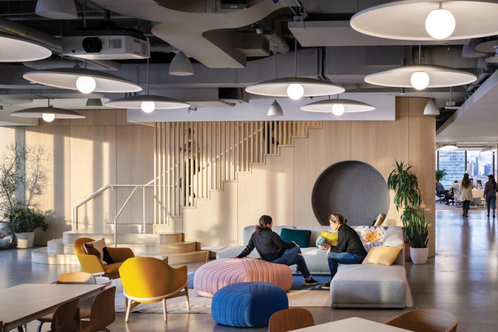 由EOOS与Anderssen和Voll连接段和5Pouftomans和Margrethe OdgaardPly地毯搭建的重构臂椅