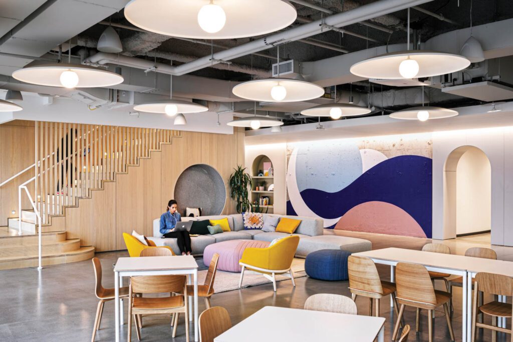 spunluum嵌套从裸露天花板上挂起也是定制切口与客户软性主题一致