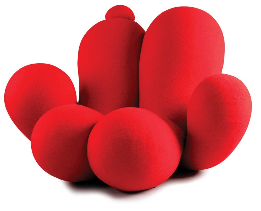 松散和分解但大胆和冒险, 泡沫加装形式 红毛上拉臂椅锁住居住者的身体 最温暖的拥抱