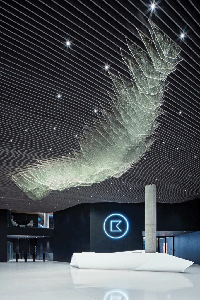 冰山从接收板天花板上生成的装装玻璃板排列法,是Lasvit玻璃厂迄今生成的最大作品。