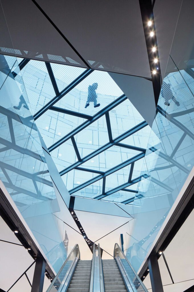 可步行天窗插入piazetta点亮通向商场和地铁入口的扶梯