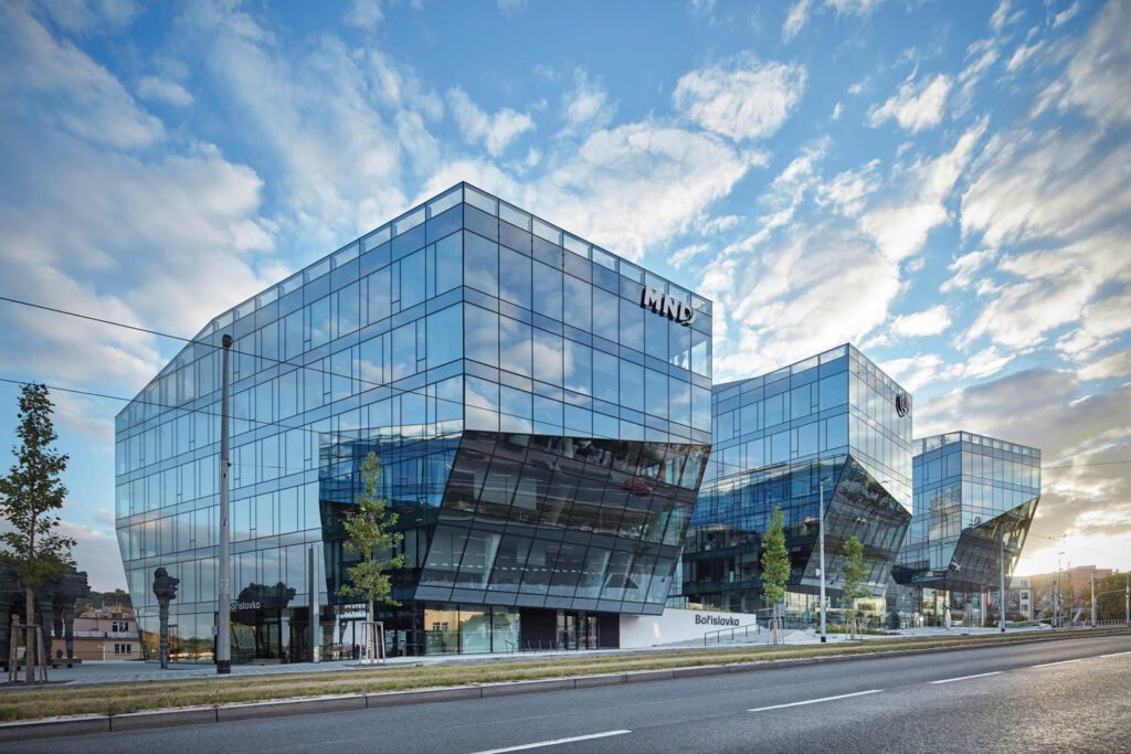 综合设施位于连接市中心与主机场的大道上