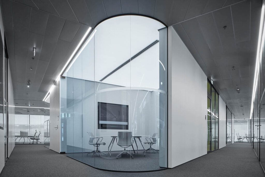 广布反光膜天花板保持办公空间光和空气