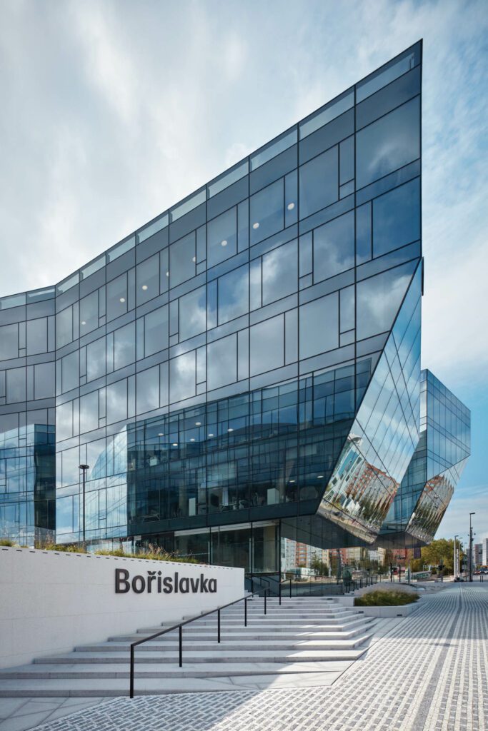 捷克打字员Vojtech Riha帮助开发中心标识和品牌定制字体