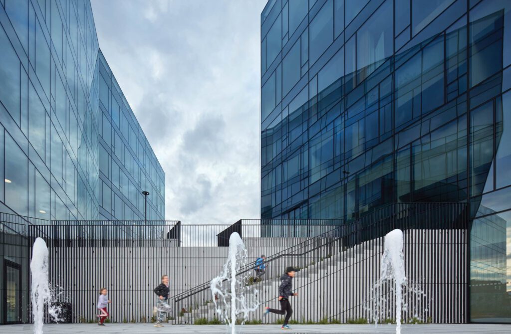 办公楼置入石板嵌入公共空间仿佛欧洲历史城中心广场、广场和通道