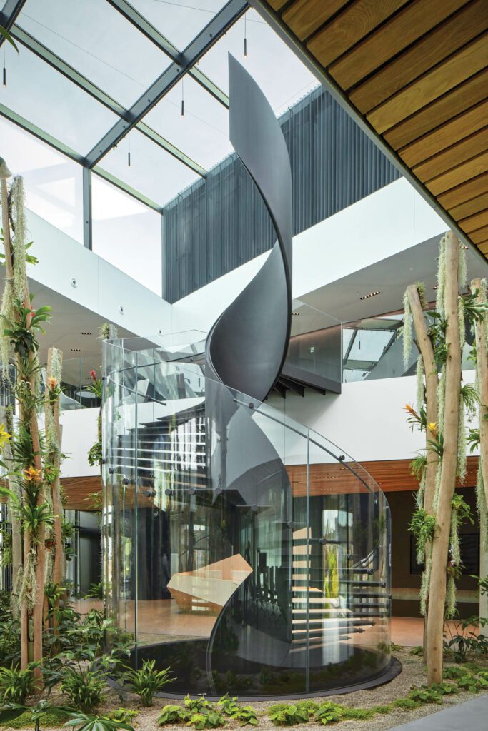 玻璃和钢在一个定制螺旋阶梯内以显性流畅处理主楼双层连接