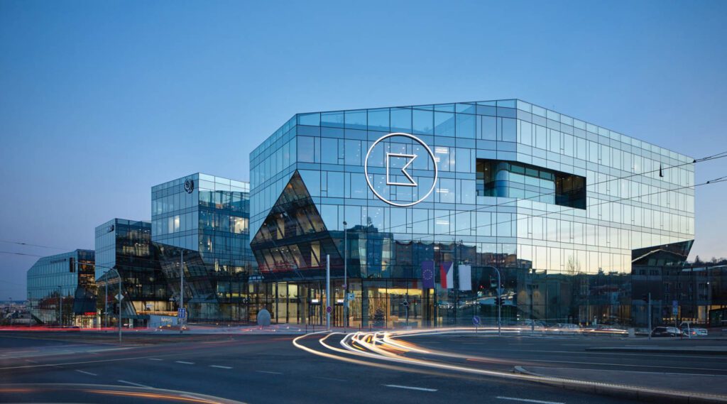 由集成组合组成时 综合体四大晶状楼都有一个独有形式