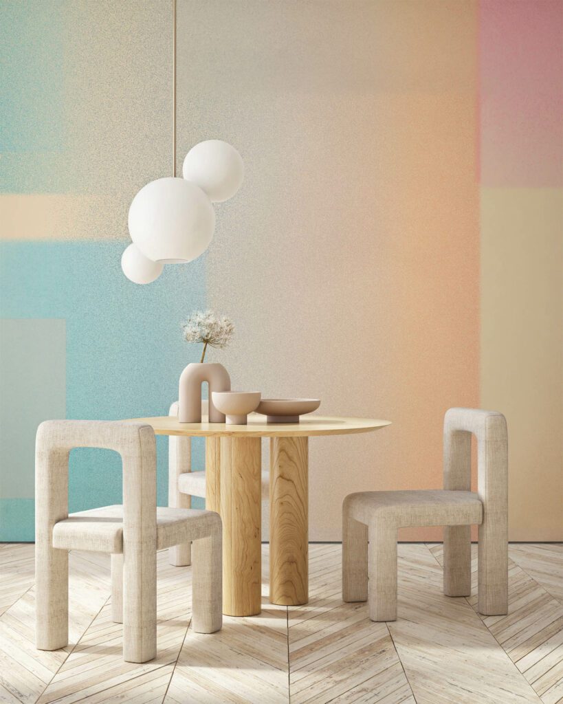 卡利科墙纸前的椅子和吊灯