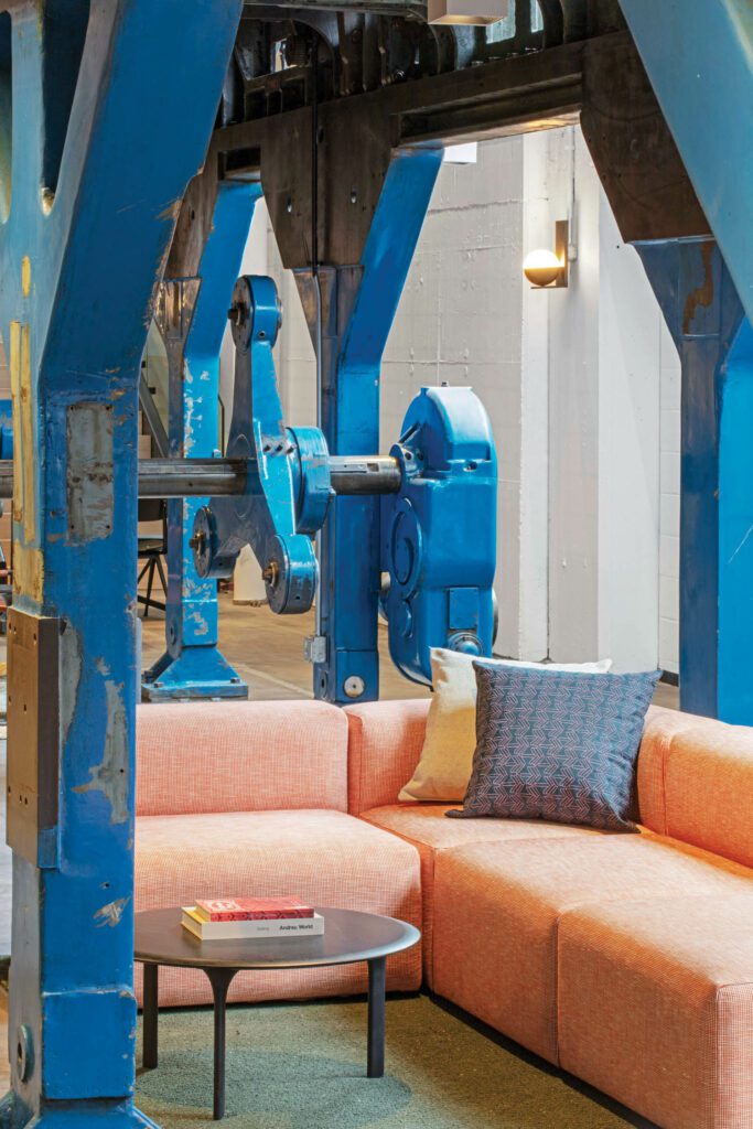 Anthony Land分块沙发和Luca Nichetto咖啡桌提供打印机下的另一座次