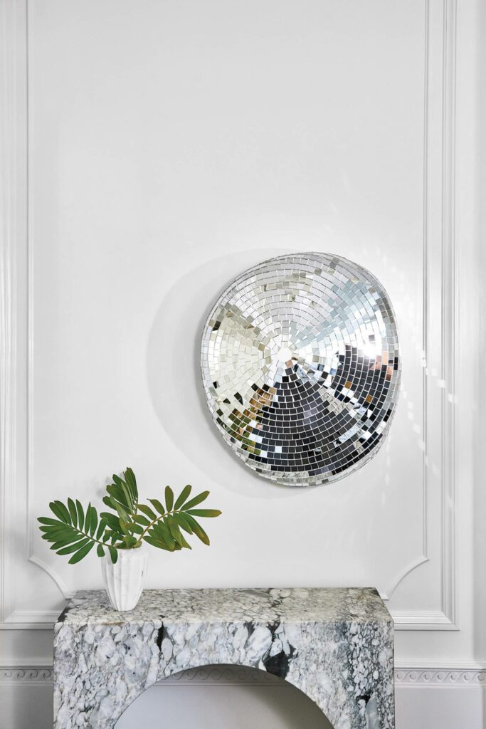 沉浸迪斯科球对白墙