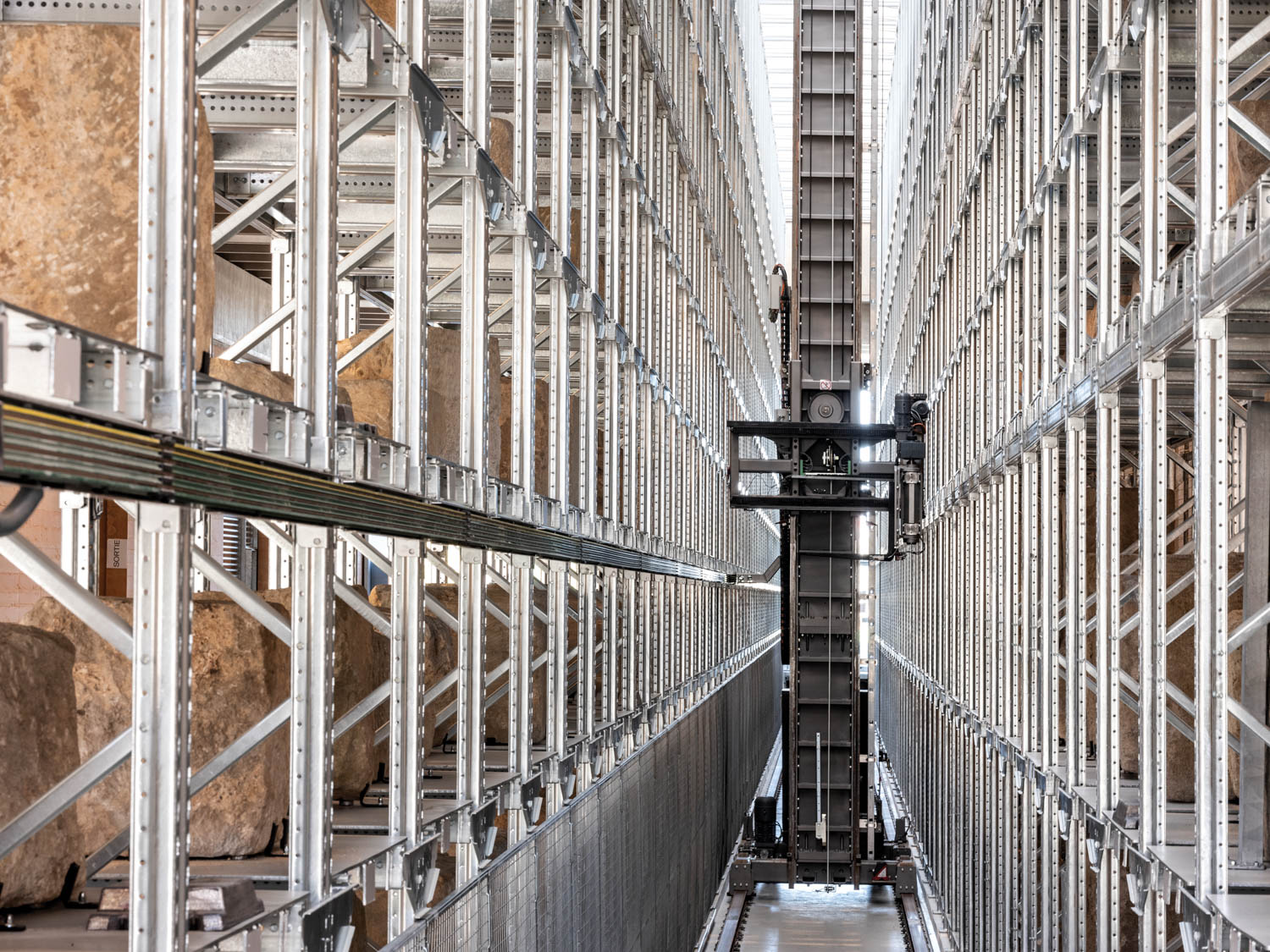 yabo刀塔2仓储机架后方的仓库式通道允许博物馆工作人员取回假石研究保护