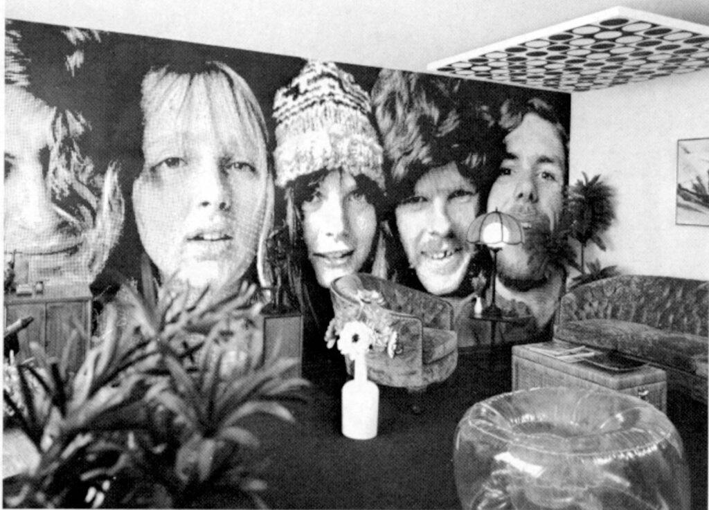 1969-超尺度照片和图画可填满整面墙,转角并持续运行上方19米半长