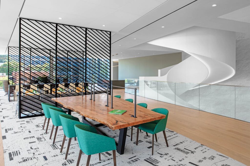 二楼休息室Lievore Altherr Molina臂椅侧靠诺福克南方拥有的北卡罗来纳Bronson森林树上用Sycore搭建的实战表