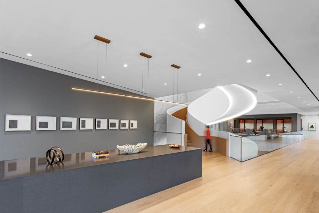 楼梯从二层开始, 由各种伸展式画廊式空间组成 白橡树地板联合