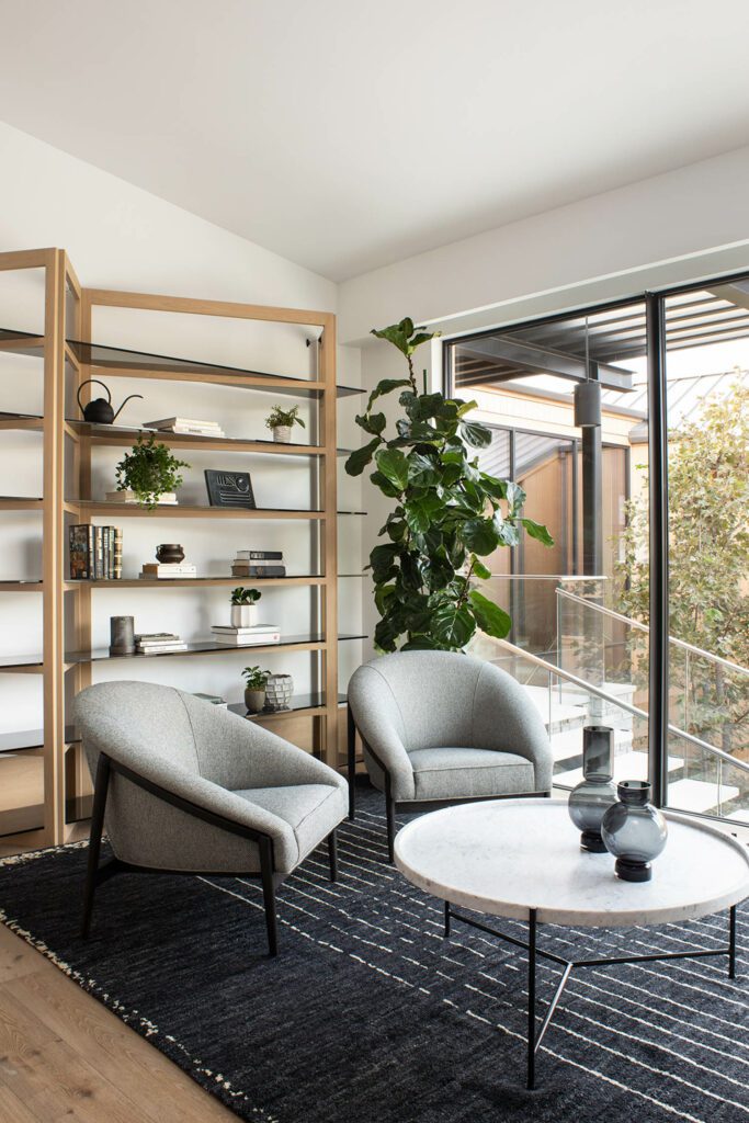 带两把椅子的静坐区