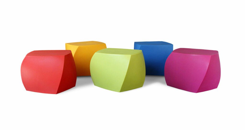 一排多色Frank Gehry立方体