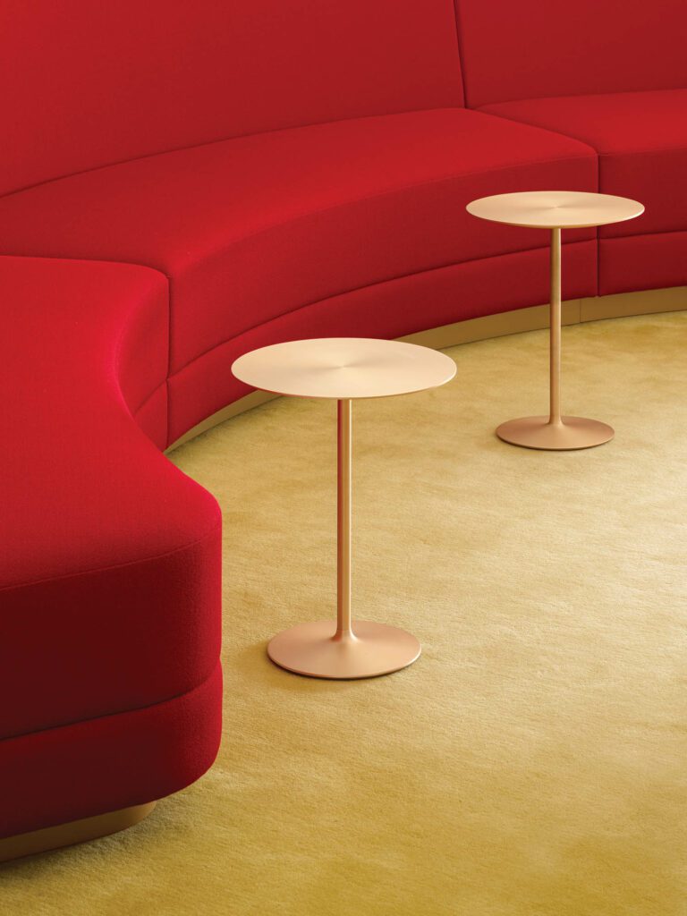 红休息室沙发加金餐桌