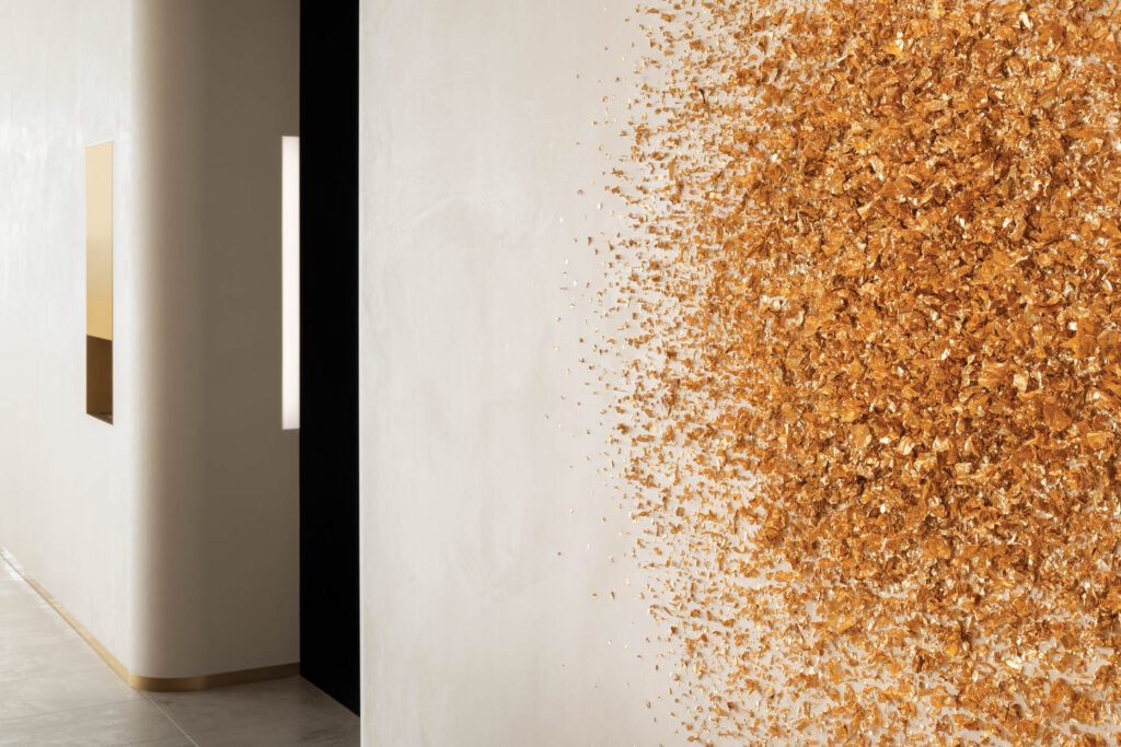 接收室墙上散金叶