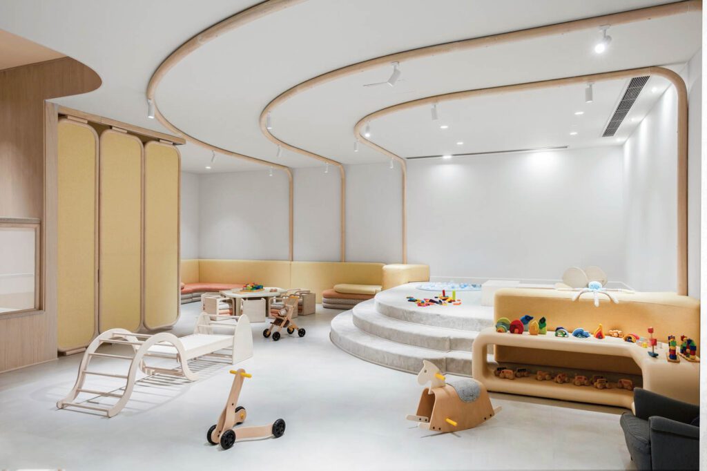 白地板和墙能让木形口音显出