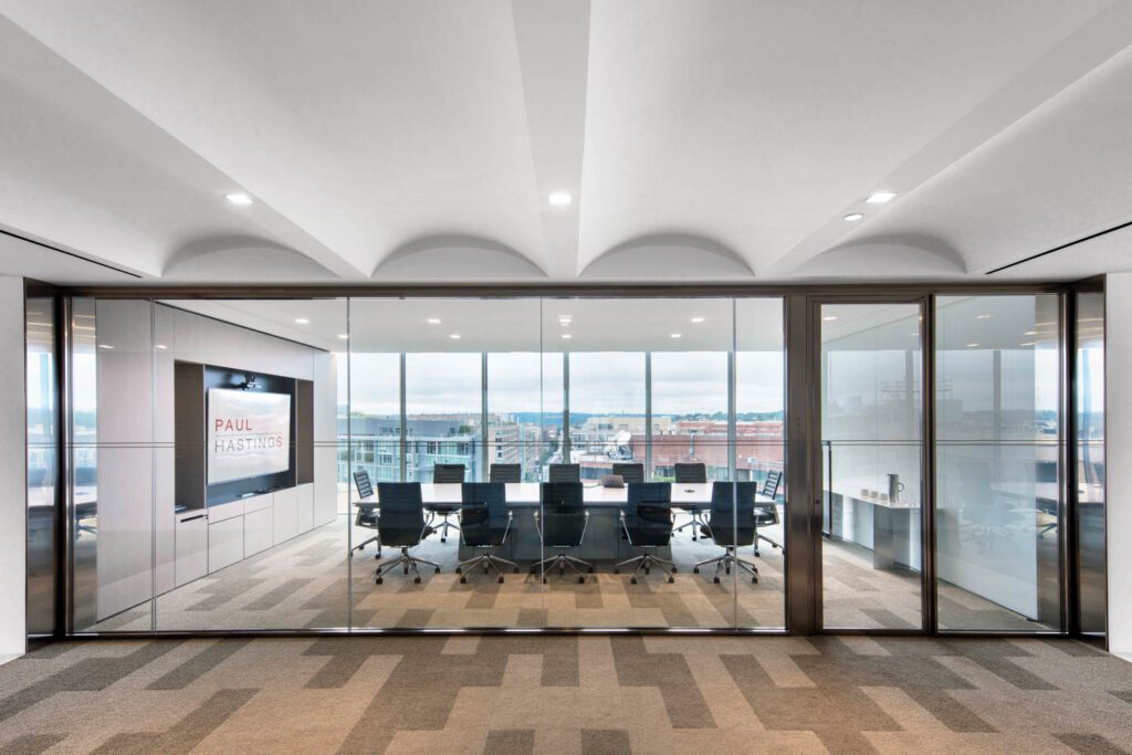 包括会议套房在内的全套天花板都受桶压,帮助把自然光深入板块