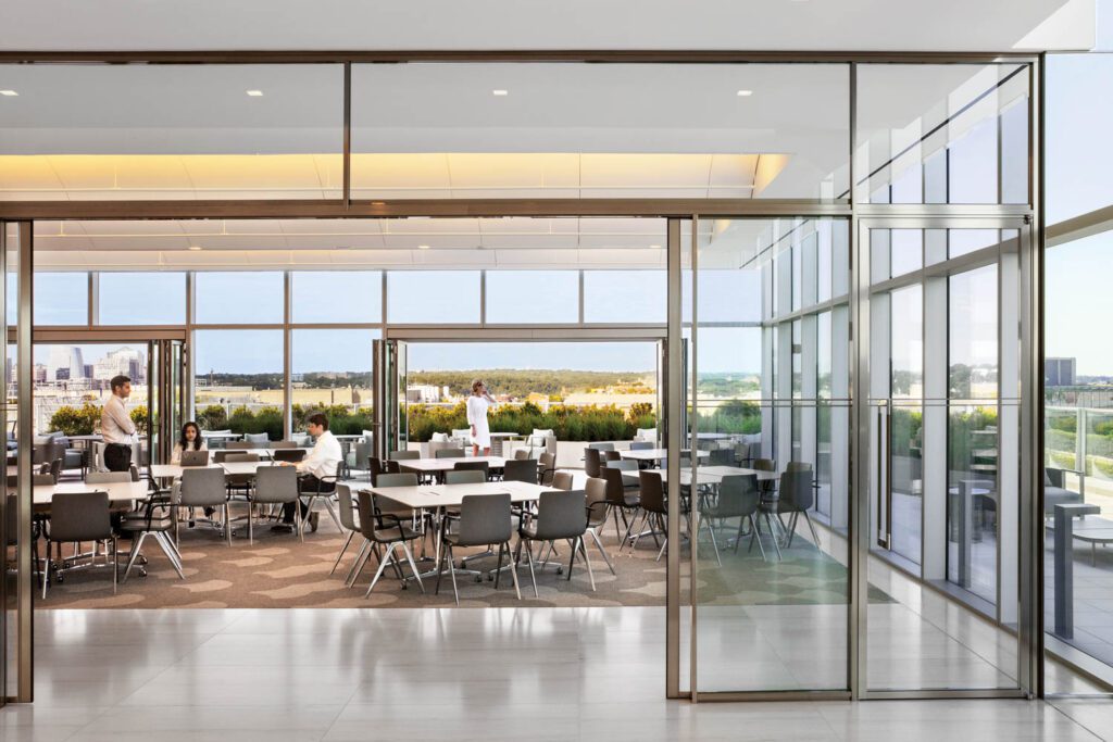 由Jehs+Laub任命为A类主席,多功能室通过滑动玻璃隔板向内部开放,外部双门开放