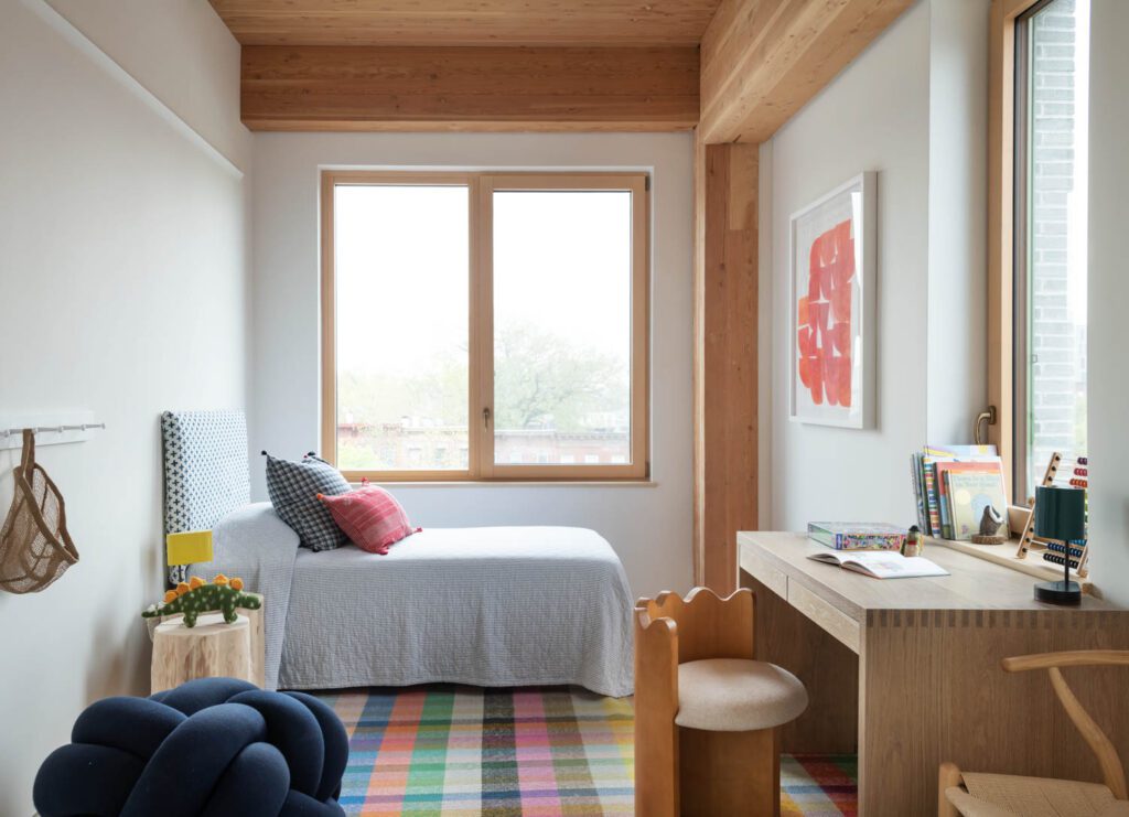 设计与伸展ff和地毯亮起小屋, JenniKayne办公桌和BrooklynHome公司定制床照片由Matthew Williams提供