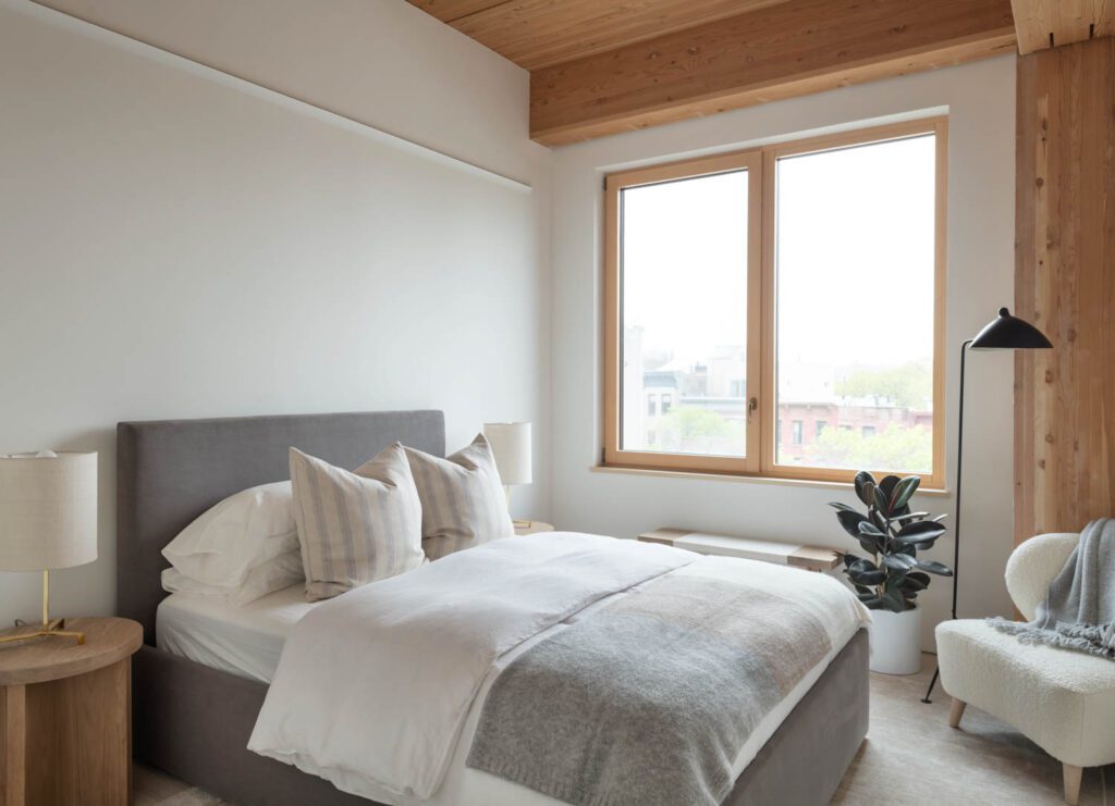 Jenni Kayne设计客房的床表和椅子,并配有CB2灯照片由Matthew Williams提供