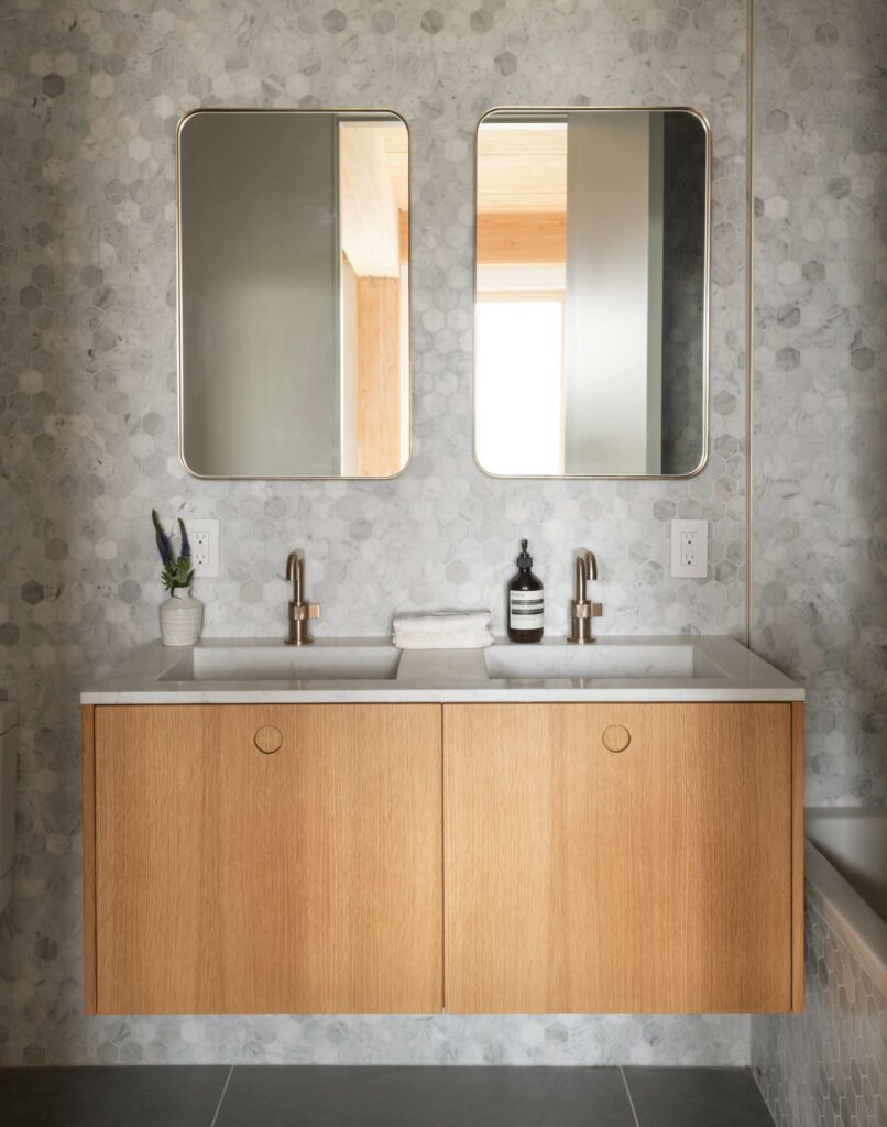 初级装饰卫生间墙封成2英寸卡拉大理石马赛克瓦恢复硬件柜上方虚构由Reform和Brizo水龙头提供自定义大理石照片由Matthew Williams提供