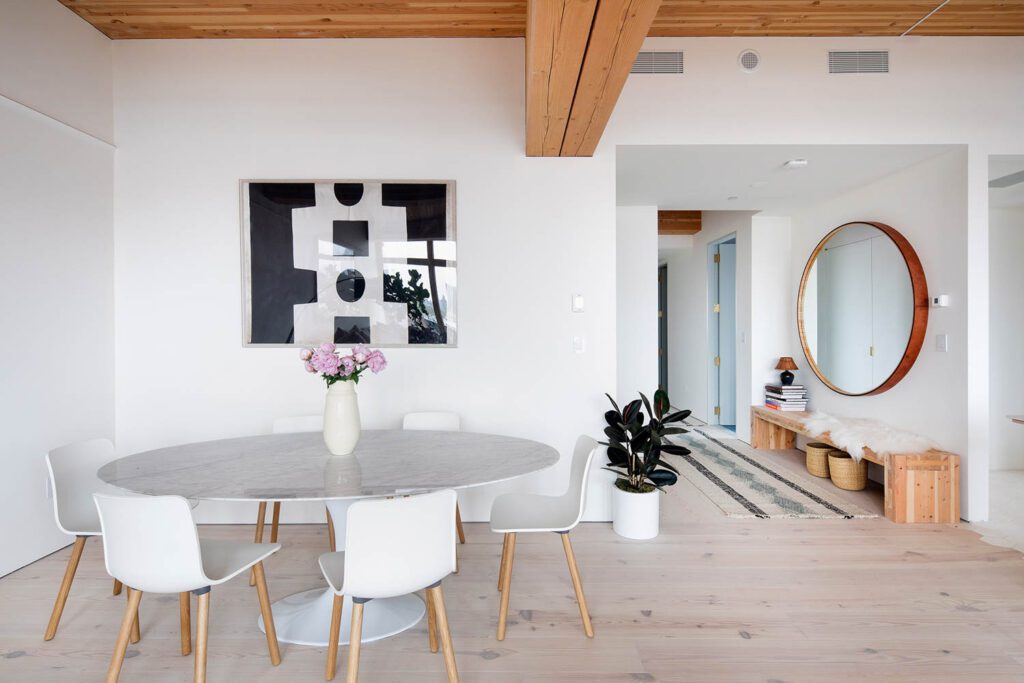 餐厅提供法国+Son表并配有Vitra轮椅照片由TravisMark制作